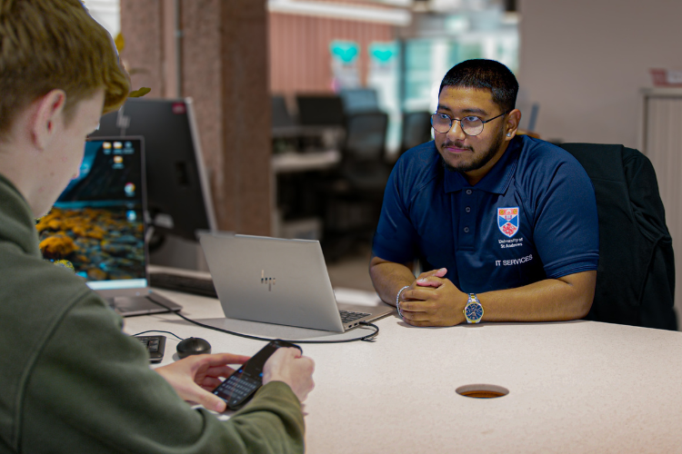 IT Service Desk Analyst helping student